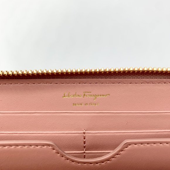 Ferragamo Gancini Calfskin Wallet in Antique Rose NEW IN FERRAGAMO BOX - Picture 7 of 8